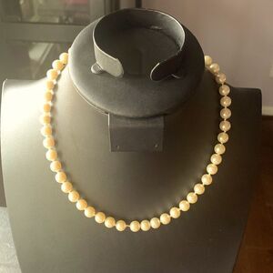 Beautiful Vintage Pearl Necklace, knotted, Gold clasp, Unmarked